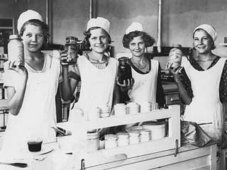 4-H canning demonstration, 1935. Loc. no. FM6.55D p64