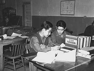 Japanese translators at Fort Snelling, 1945.
Loc. no. E448.24 p4