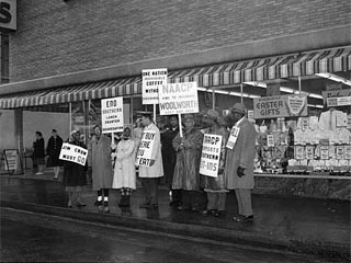 NAACP picketing Woolworth's for integrated lunch counters, 1960. Reel no. 590.1, clip no. 12361