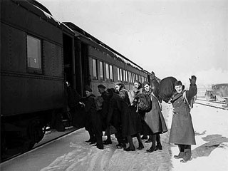 Men of the 135th Infantry, 34th Division, leaving Minneapolis by train for Camp Claiborne, Louisiana, 1941. Loc. no. E448.23 r1