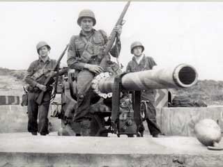 Coast guns taken by 1st Bn Rangers following an invasion, Arzew, North
Africa, 1942.