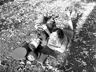 Soldier and girlfriend, 1943. Loc. no. E448.251 r2