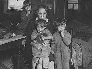 Mrs. Anton Johnson and children, starving farm family who appealed for
aid, Hollandale, 1929. Loc. no. E440 p15