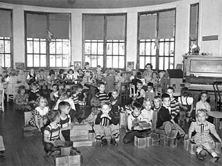 Over-crowded kindergarten at Como Park School, West Wheelock and Grotto, St. Paul, 1951. Loc. no. L3.2 m7