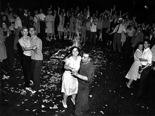 Couples dancing in the street on VJ Day, Minneapolis, September 2, 1945. Loc. no. E448.17 r17