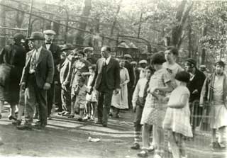 Visitors at Como Park Zoo, St. Paul, 1933.