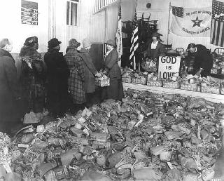 Volunteers of America distributing five hundred baskets for the poor,
1932. 