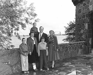 Photo: Hubert H. and Muriel Humphrey and family in Duluth, 1962.