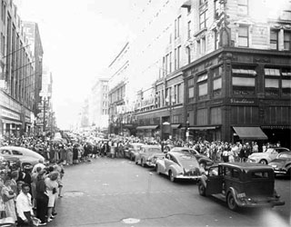 Photo: People celebrating on VJ Day, Minneapolis, 1945.