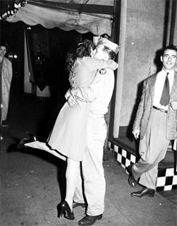 Photo: Soldier kissing a woman on VJ Day, Minneapolis, September 2, 1945.